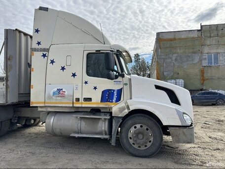 2003 Volvo VNL, белый, 2500000 рублей, вид 2