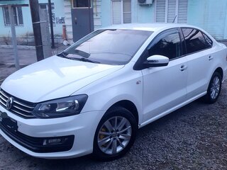 2015 Volkswagen Polo V Рестайлинг, белый, 730000 рублей, вид 1