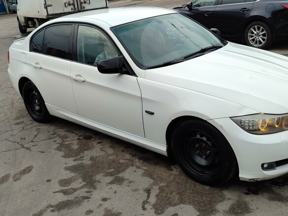 2011 BMW 3 серии 318i V (E90/E91/E92/E93) Рестайлинг, белый, 1700000 рублей - вид 4