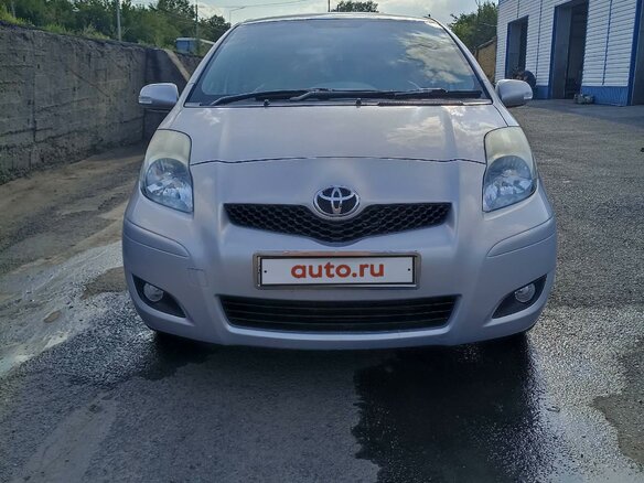 2010 Toyota Vitz II (XP90), серебристый, 870000 рублей