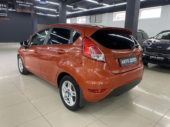 2016 Ford Fiesta Mk6 Рестайлинг, оранжевый - вид 5