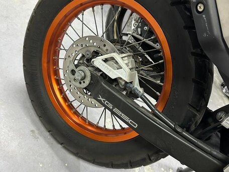 2014 Yamaha XG250 Tricker, оранжевый, 360000 рублей, вид 2