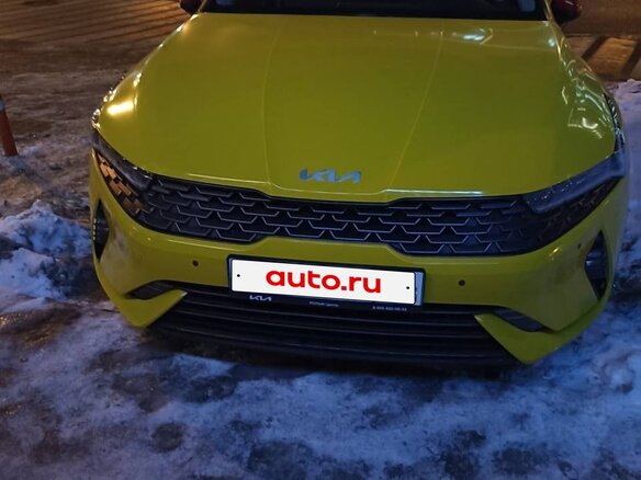 2022 Kia K5 III, жёлтый, 3200000 рублей - вид 3