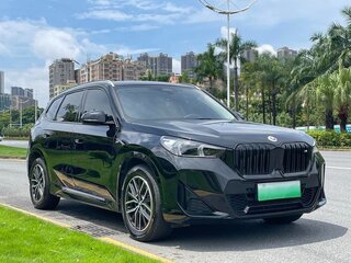 2025 BMW iX1 eDrive 25L, чёрный, 3985700 рублей, вид 3