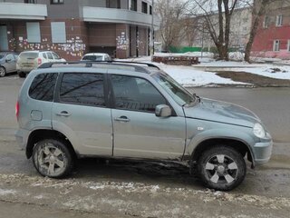 2011 Chevrolet Niva I Рестайлинг, серебристый, 460000 рублей, вид 2