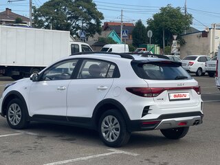 2021 Kia Rio X IV Рестайлинг, белый, 1450000 рублей, вид 4