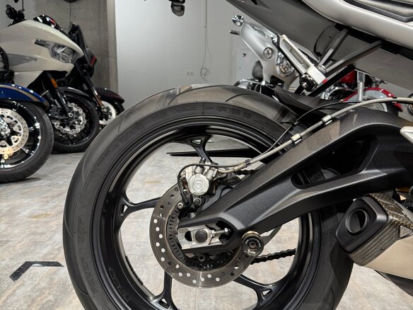 2020 Triumph Street Triple, чёрный, 999000 рублей - вид 16