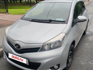 2013 Toyota Vitz III (XP130), серебристый, 1400000 рублей, вид 2