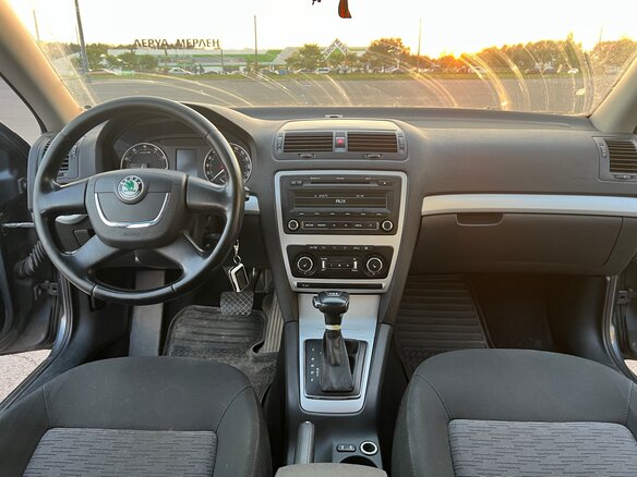 2010 Skoda Octavia DSG7 II (A5) Рестайлинг, серый, 850000 рублей - вид 8
