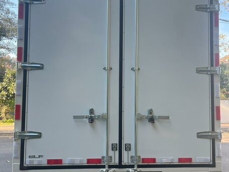2023 Isuzu Elf (N-series), белый, 2800000 рублей, вид 2
