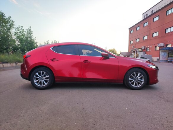 2019 Mazda 3 IV (BP), красный, 1800000 рублей - вид 4