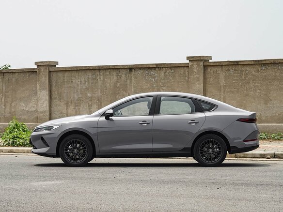 2026 BYD Qin Plus EV 510 I Рестайлинг, серый - вид 3