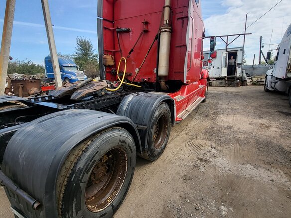 2002 Freightliner Columbia, красный, 1450000 рублей - вид 14