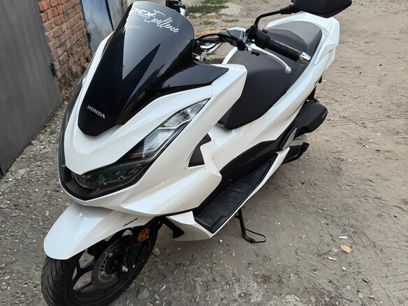 2022 Honda PCX 125, белый, 335000 рублей