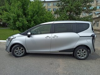2017 Toyota Sienta II, серебристый, 1250000 рублей, вид 2