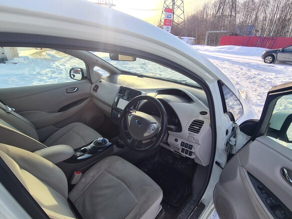 2011 Nissan Leaf (EM61) I (ZE0/AZE0), белый, 750000 рублей - вид 6
