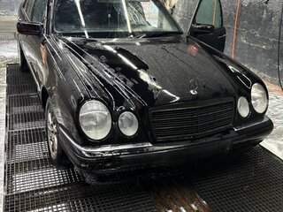 1998 Mercedes-Benz E-Класс 200 II (W210, S210), чёрный, 600000 рублей, вид 3