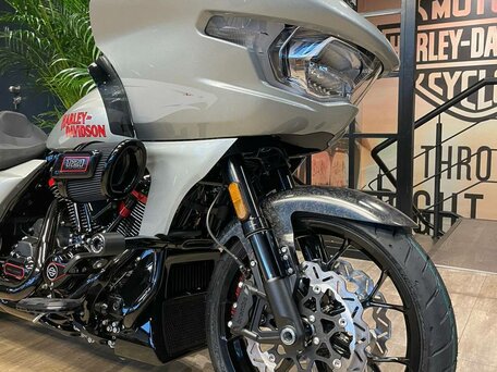 2025 Harley-Davidson CVO Road Glide ST, серебристый, 6500000 рублей, вид 4