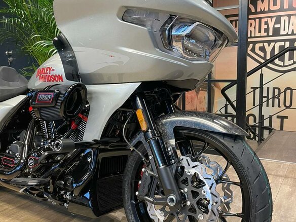 2025 Harley-Davidson CVO Road Glide ST, серебристый, 6500000 рублей - вид 3