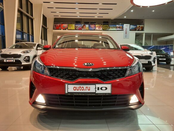 2021 Kia Rio IV Рестайлинг, красный - вид 2