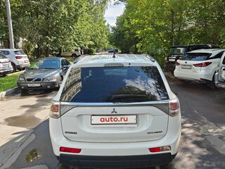 2013 Mitsubishi Outlander III, белый, 2000000 рублей, вид 3