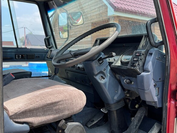 1991 Isuzu Forward (F-Series), красный, 3000000 рублей - вид 3