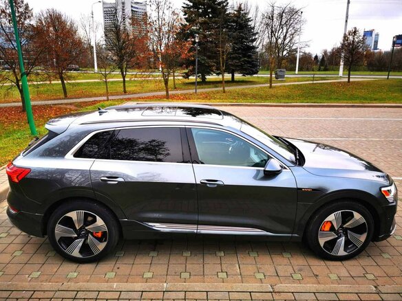 2019 Audi e-tron 55 I, серый - вид 4