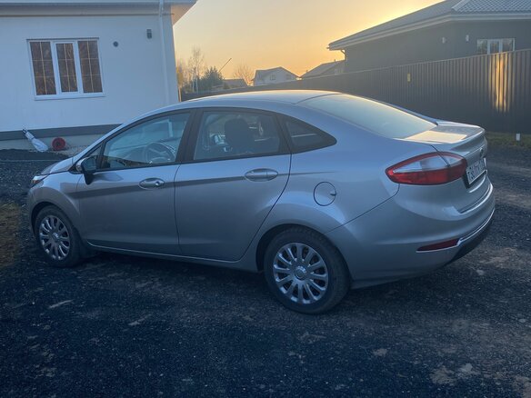 2015 Ford Fiesta Mk6 Рестайлинг, серебристый, 850000 рублей - вид 3