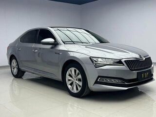 2022 Skoda Superb III Рестайлинг, серебристый, 1940000 рублей, вид 1