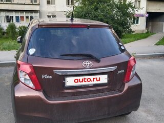 2011 Toyota Vitz III (XP130), коричневый, 600000 рублей, вид 3
