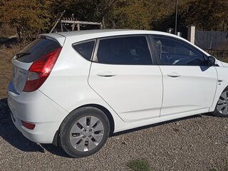 2013 Hyundai Solaris I, белый, 750000 рублей, вид 3