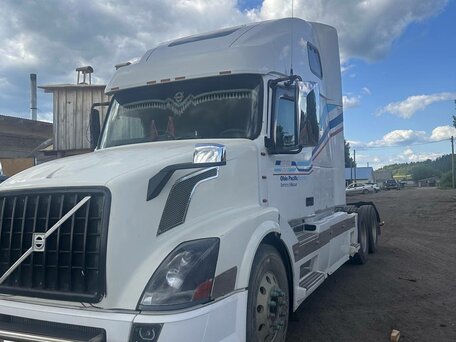 2003 Volvo VNL, белый, 2500000 рублей, вид 2