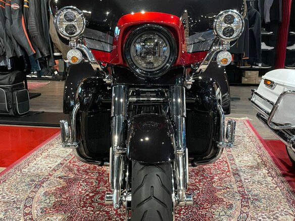 2020 Harley-Davidson CVO Tri Glide, чёрный, 7500000 рублей - вид 2
