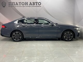 2025 BMW 5 серии Long 530Li xDrive VIII (G60/G61/G68), серый, 8199000 рублей, вид 4