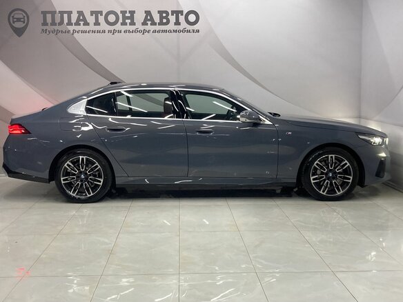 2025 BMW 5 серии Long 530Li xDrive VIII (G60/G61/G68), серый, 8199000 рублей - вид 3