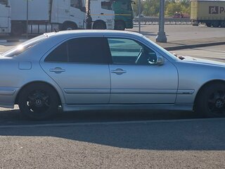2001 Mercedes-Benz E-Класс 200 II (W210, S210) Рестайлинг, серебристый, 650000 рублей, вид 4