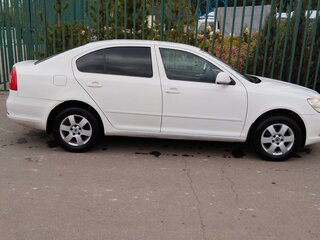 2013 Skoda Octavia II (A5) Рестайлинг, белый, 1000000 рублей, вид 1