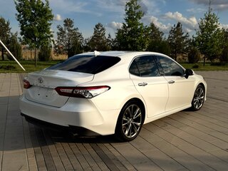 2021 Toyota Camry VIII (XV70), белый, 3690000 рублей, вид 3