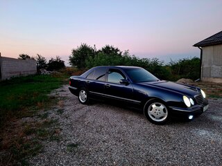 2000 Mercedes-Benz E-Класс 280 II (W210, S210) Рестайлинг, синий, 800000 рублей, вид 3
