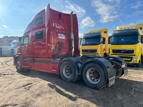 2003 Volvo VNL, красный, 3000000 рублей, вид 4