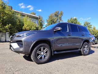 2021 Toyota Fortuner II Рестайлинг, серый, 4050000 рублей, вид 4