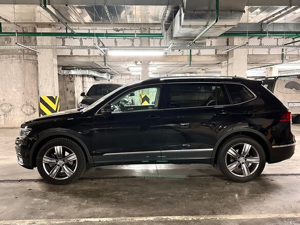 2019 Volkswagen Tiguan Allspace II, чёрный, 3000000 рублей - вид 1