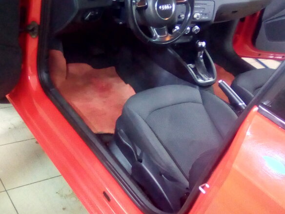 2012 Audi A1 I (8X), красный - вид 2