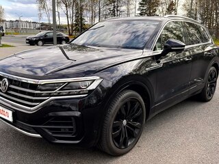 2019 Volkswagen Touareg III, чёрный, 5094288 рублей, вид 3