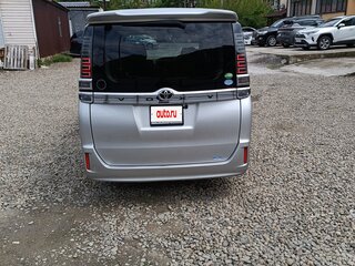 2018 Toyota Voxy III (R80) Рестайлинг, серебристый, 2150000 рублей, вид 4