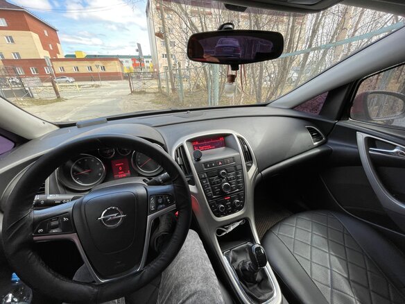 2011 Opel Astra J, красный - вид 5