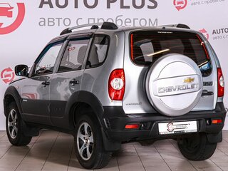 2014 Chevrolet Niva I Рестайлинг, серебристый, 589000 рублей, вид 2