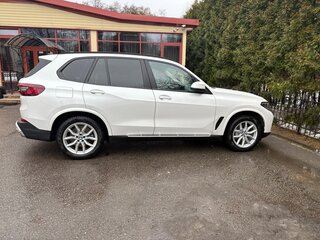 2021 BMW X5 25d IV (G05/G18), белый, 6900000 рублей, вид 1