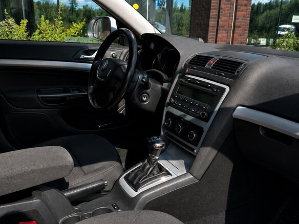 2011 Skoda Octavia DSG7 II (A5) Рестайлинг, белый, 780000 рублей - вид 11