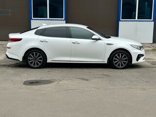 2019 Kia Optima IV Рестайлинг, белый, 2040000 рублей, вид 4